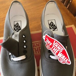 Auténtic pewter vans off the wall